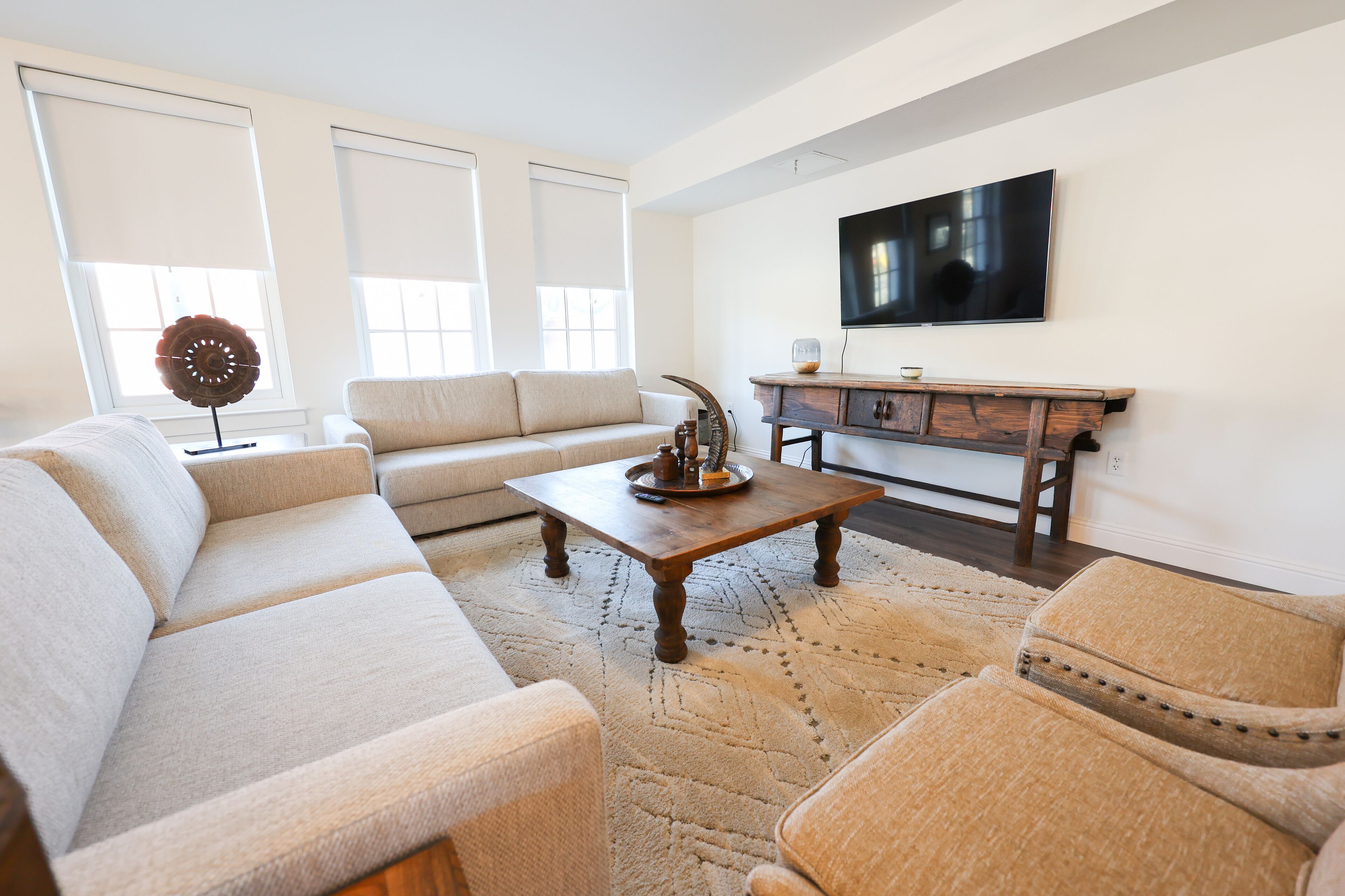 executive suite, 1 king bed with sofa bed, city view | living area | smart tv