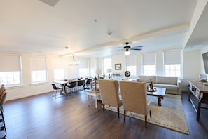 Executive Suite, 1 King Bed with Sofa bed, City View | Living area