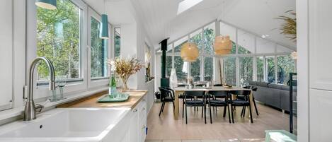 Kjøleskap, kokeplater og oppvaskmaskin