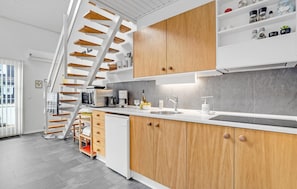 Køleskab, kogeplade, opvaskemaskine, kaffe-/temaskine