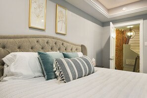 5 habitaciones, tabla de planchar con plancha, wifi y ropa de cama