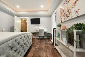 5 bedrooms, iron/ironing board, WiFi, bed sheets