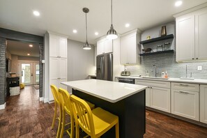 Réfrigérateur, four à micro-ondes, un four, surface de cuisson