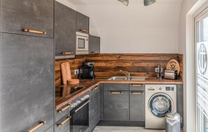 ثلاجة، موقد طهي مسطح، غسالة أطباق، ماكينة لصنع القهوة/الشاي