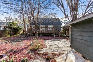 Property grounds - Spacious Retreat with great yard 4bd/3bth (Wichita)