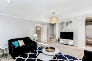 Smart TV, fireplace - Spacious Retreat with great yard 4bd/3bth (Wichita)