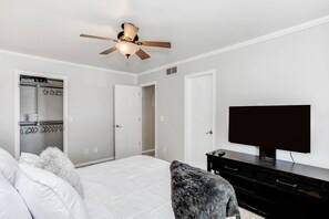 5 bedrooms, desk, iron/ironing board, WiFi - Spacious 2,500 Sq Ft Wichita Home -3 Showers-2 Tubs-Near Base & Arena (Wichita)