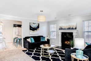 Smart TV, fireplace - Spacious Retreat with great yard 4bd/3bth (Wichita)