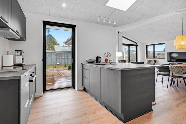 Fridge, dishwasher, coffee/tea maker