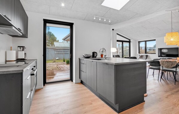 ثلاجة، غسالة أطباق، ماكينة لصنع القهوة/الشاي