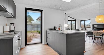 Cozy home in Juelsminde with WiFi