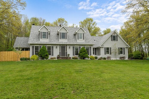 Modern Hudson Valley Oasis - 1.5hrs from NYC with heated pool, hot tub, sauna!