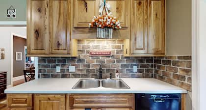 Big Christian Home 2 Living Rooms-★5 miles to College Station★ 12 Wooded Acres