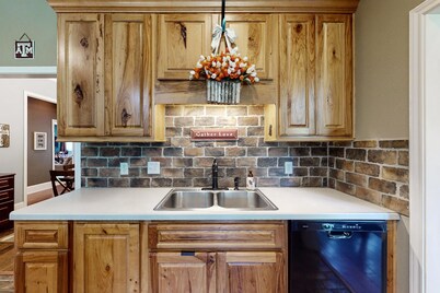 Big Christian Home 2 Living Rooms-★5 miles to College Station★ 12 Wooded Acres 