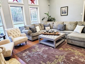 TV connectée, cheminée, jeux vidéo, lecteur de DVD