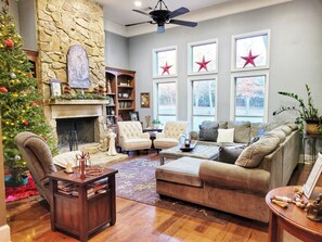 TV connectée, cheminée, jeux vidéo, lecteur de DVD