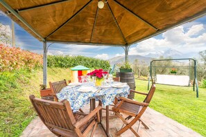 Outdoor dining - Awesome home in Frazione Antognano (Frazione Antognano)