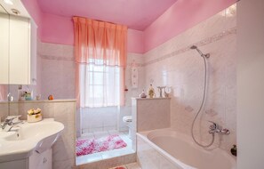 Bathroom - Awesome home in Frazione Antognano (Frazione Antognano)