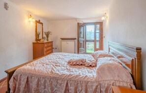 3 bedrooms, free WiFi, bed sheets - Awesome home in Frazione Antognano (Frazione Antognano)