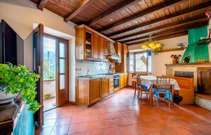 Fridge, stovetop, dishwasher, coffee/tea maker - Awesome home in Frazione Antognano (Frazione Antognano)