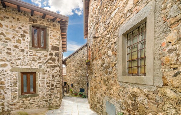 Property grounds - Awesome home in Frazione Antognano (Frazione Antognano)