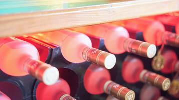 Botellas de vino con corchos, dispuestas en una caja de madera.