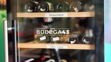 Ein Weinkühler mit Flaschen, beschriftet mit 'Deutschland' und 'BODEGA43'.