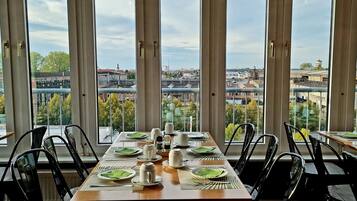 ๋งค์ผ ๋ทํ ์์นจ ์์ฌ(1์ธ๋น EUR 9.5)