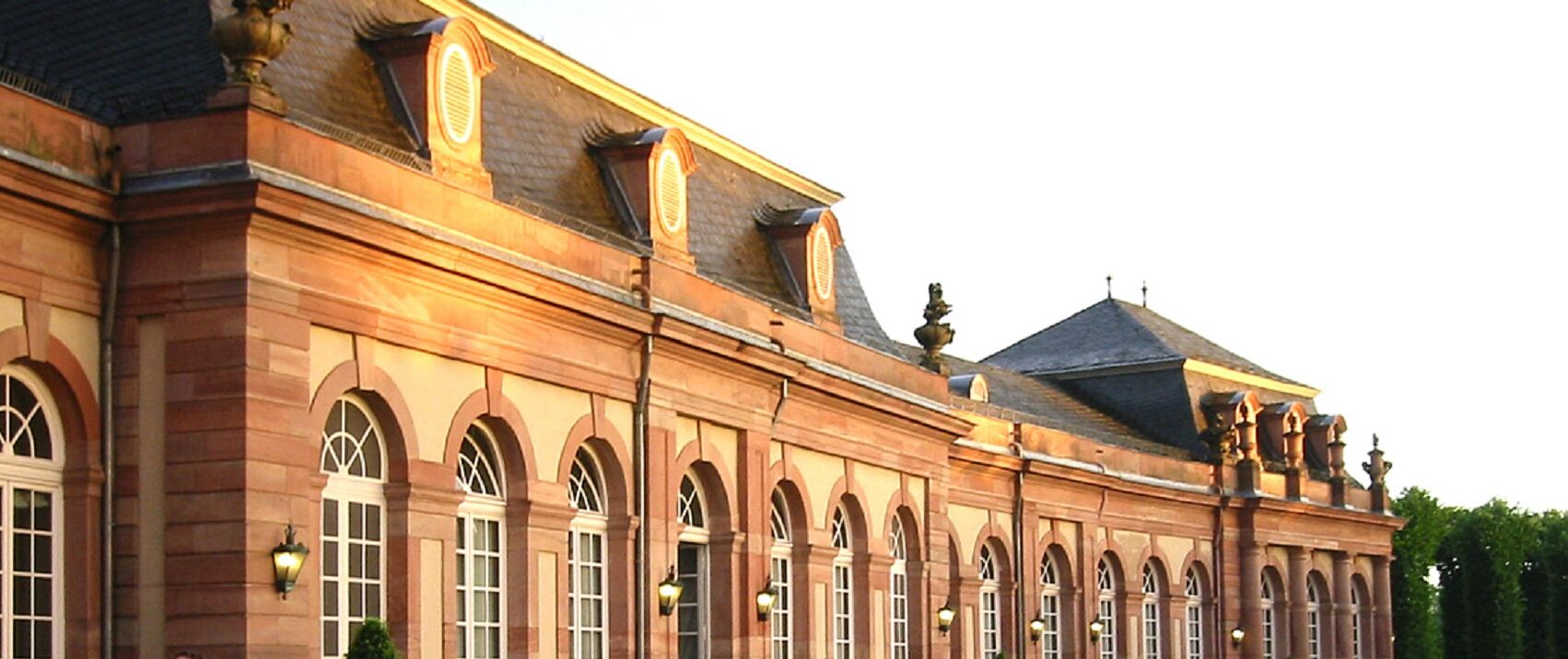 Een groot, historisch gebouw met rondbogen en een symmetrische gevel.