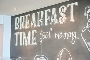 A wall with the words "BREAKFAST TIME" and "Good morning" in a chalkboard style. - eXo Square Heidelberg-Schwetzingen - By SuperFly Hotels (Schwetzingen)