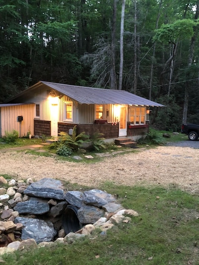 Trails End Cabin, Pet Friendly, Lake James Oasis