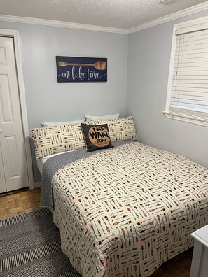 2 bedrooms, iron/ironing board, free WiFi, bed sheets - Trails End Cabin, Pet Friendly, Lake James Oasis (Nebo)
