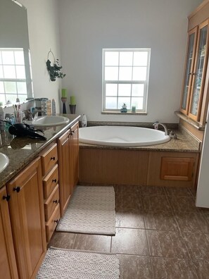 Combined shower/bathtub, jetted bath, hair dryer, towels