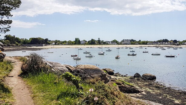 A coastal area with boats on calm water, a sandy beach, and a path leading to the water. - 2 bedroom gorgeous home in Concarneau (concarneau)