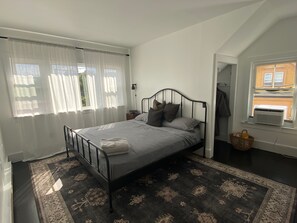 2 habitaciones, escritorio, tabla de planchar con plancha y wifi gratis 