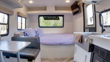 3 chambres, bureau, fer et planche Ă repasser, lit parapluie