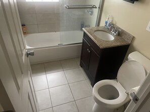 Combined shower/tub, jetted tub, towels