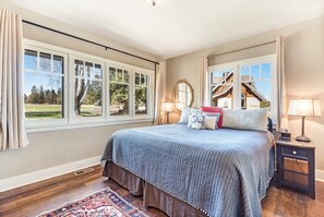 4 bedrooms, desk, iron/ironing board, travel cot
