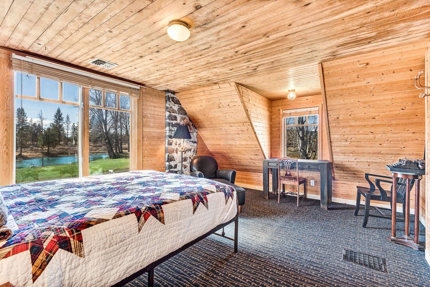 4 soverom, skrivebord, strykejern/-brett og reiseseng for barn