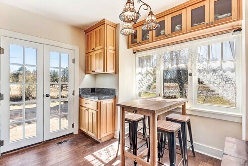 Charming 1930's Farmhouse near Bend, OR