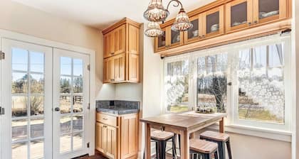 Charming 1930's Farmhouse near Bend, OR