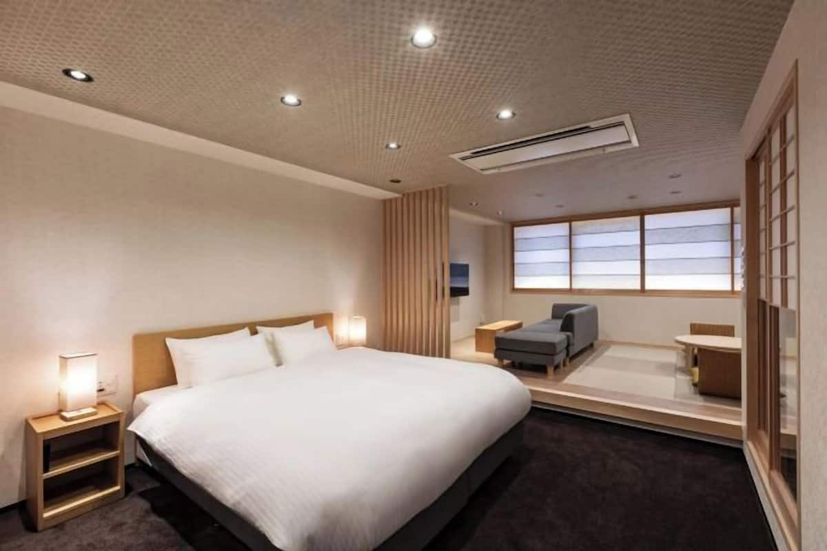 Desk, WiFi (free), bed sheets