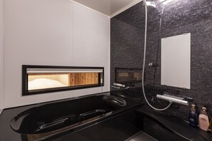 Deluxe-dobbeltværelse - ikke-ryger | Badeværelse | Kombination af bruser/badekar, gratis toiletartikler, hårtørrer