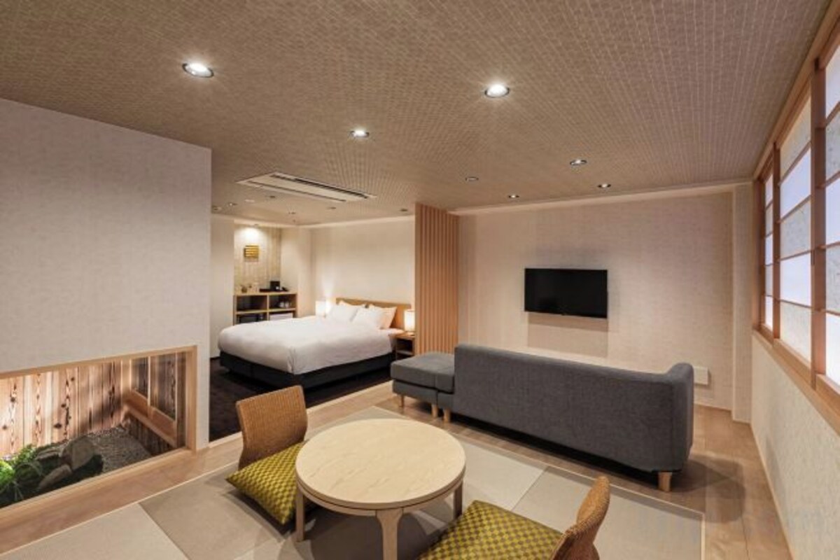 Japanese-Western Style Queen Bed Room