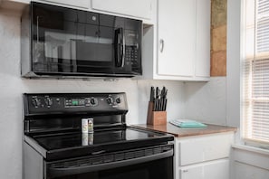 Frigorifero, microonde, forno, piano cottura