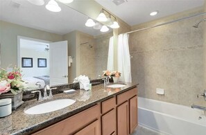 Ensemble douche/baignoire, sèche-cheveux, serviettes fournies