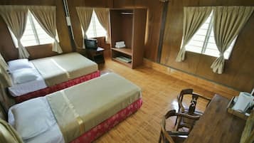 Triple Room, Private Bathroom | Wi-fi percuma, cadar katil 