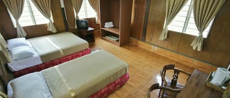 Triple Room, Private Bathroom | Wi-fi percuma, cadar katil 