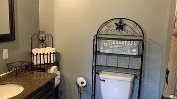 Duschwanne, Haartrockner, Handtücher, Toilettenpapier