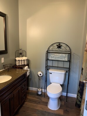 Duschwanne, Haartrockner, Handtücher, Toilettenpapier